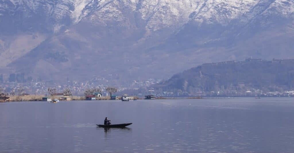 Dal Lake Captions